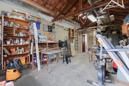 Casa à venda com 330m², 5 quartos e 2 vagas Casa à venda com 330m², 5 quartos e 2 vagasOficina