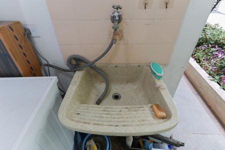 Casa à venda com 330m², 5 quartos e 2 vagas Casa à venda com 330m², 5 quartos e 2 vagasCasa 3 - Área de serviço