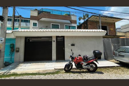 Casa de condomínio à venda com 200m², 4 quartos e 4 vagas Casa de condomínio à venda com 200m², 4 quartos e 4 vagasFachada da Casa