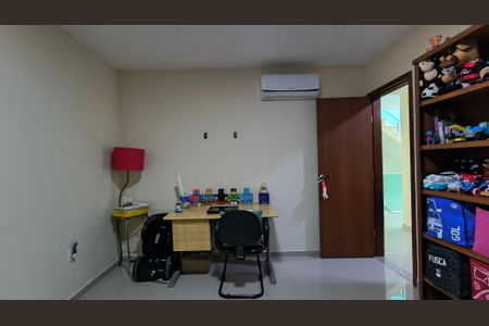 Casa de condomínio à venda com 200m², 4 quartos e 4 vagas Casa de condomínio à venda com 200m², 4 quartos e 4 vagasQuarto 2