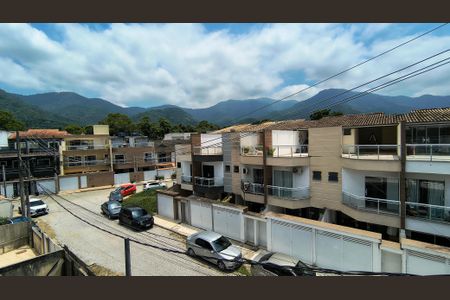 Casa de condomínio à venda com 200m², 4 quartos e 4 vagas Casa de condomínio à venda com 200m², 4 quartos e 4 vagasVista