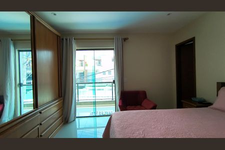 Casa de condomínio à venda com 200m², 4 quartos e 4 vagas Casa de condomínio à venda com 200m², 4 quartos e 4 vagasSuíte