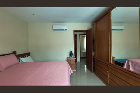 Casa de condomínio à venda com 200m², 4 quartos e 4 vagas Casa de condomínio à venda com 200m², 4 quartos e 4 vagasSuíte