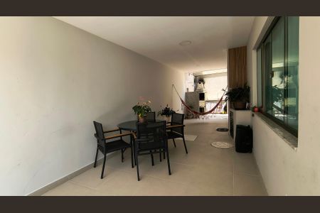 Casa de condomínio à venda com 200m², 4 quartos e 4 vagas Casa de condomínio à venda com 200m², 4 quartos e 4 vagasQuintal