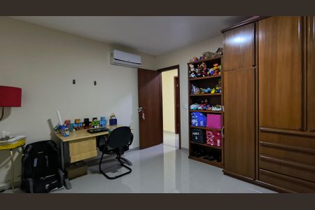 Casa de condomínio à venda com 200m², 4 quartos e 4 vagas Casa de condomínio à venda com 200m², 4 quartos e 4 vagasQuarto 2