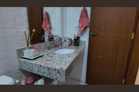 Casa de condomínio à venda com 200m², 4 quartos e 4 vagas Casa de condomínio à venda com 200m², 4 quartos e 4 vagasBanheiro Social 1