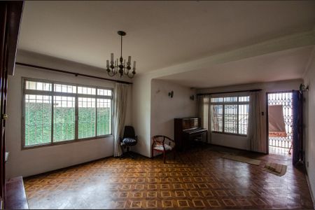 Casa à venda com 239m², 4 quartos e 2 vagasSala