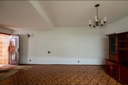 Casa à venda com 239m², 4 quartos e 2 vagasSala