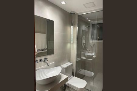 Banheiro de apartamento à venda com 2 quartos, 122m² em Camboinhas, Niterói