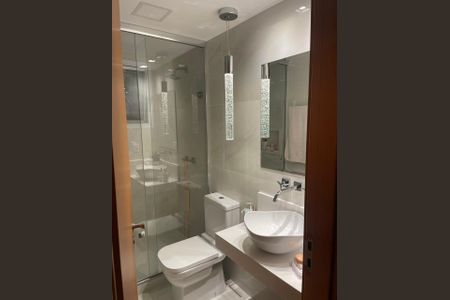 Banheiro de apartamento à venda com 2 quartos, 122m² em Camboinhas, Niterói