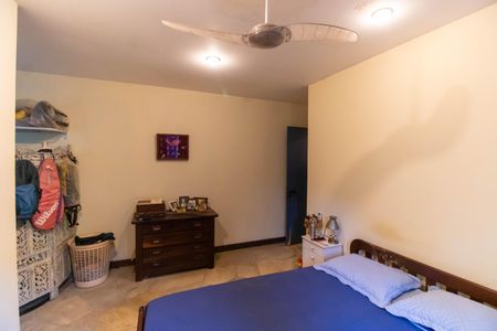 Casa de condomínio à venda com 270m², 4 quartos e 1 vagaSuíte 