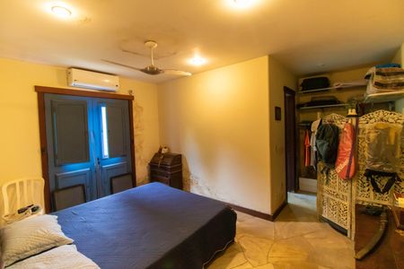 Casa de condomínio à venda com 270m², 4 quartos e 1 vagaSuíte 