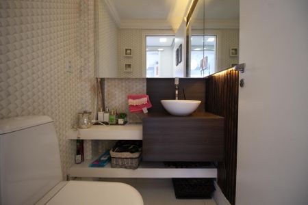 Apartamento à venda com 82m², 2 quartos e 2 vagasBanheiro da Suíte 1