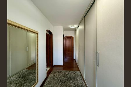 Casa à venda com 500m², 6 quartos e 6 vagas Casa à venda com 500m², 6 quartos e 6 vagasCloset Suíte 1