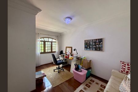 Casa à venda com 500m², 6 quartos e 6 vagas Casa à venda com 500m², 6 quartos e 6 vagasEscritório 2