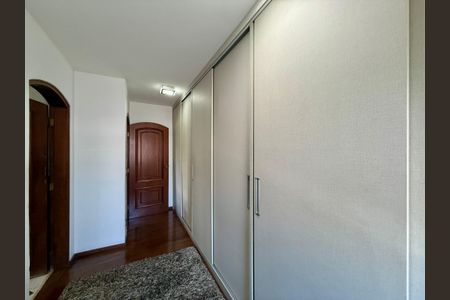 Casa à venda com 500m², 6 quartos e 6 vagas Casa à venda com 500m², 6 quartos e 6 vagasCloset Suíte 1