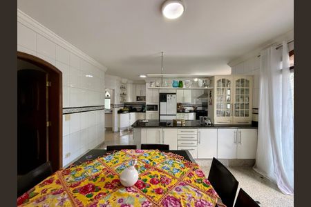 Casa à venda com 500m², 6 quartos e 6 vagas Casa à venda com 500m², 6 quartos e 6 vagasCozinha