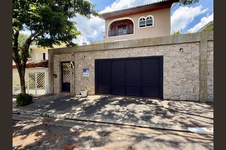 Casa à venda com 500m², 6 quartos e 6 vagas Casa à venda com 500m², 6 quartos e 6 vagasFachada