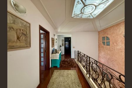 Casa à venda com 500m², 6 quartos e 6 vagas Casa à venda com 500m², 6 quartos e 6 vagasCorredor Suítes