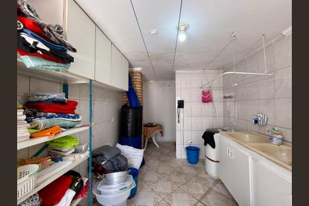 Casa à venda com 500m², 6 quartos e 6 vagas Casa à venda com 500m², 6 quartos e 6 vagasÁrea de Serviço