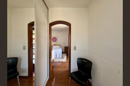 Casa à venda com 500m², 6 quartos e 6 vagas Casa à venda com 500m², 6 quartos e 6 vagasCloset Suíte 4