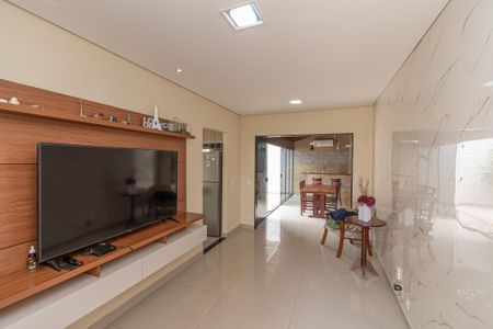 Sala de Estar/TV  de casa de condomínio para alugar com 2 quartos, 75m² em Residencial Real Park Sumaré, Sumaré