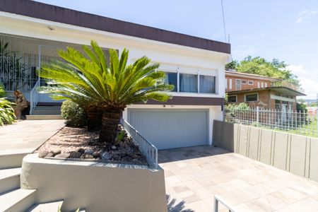 Casa à venda com 213m², 4 quartos e 5 vagas Casa à venda com 213m², 4 quartos e 5 vagasFachada