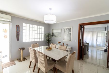 Casa à venda com 213m², 4 quartos e 5 vagas Casa à venda com 213m², 4 quartos e 5 vagasSala de Jantar