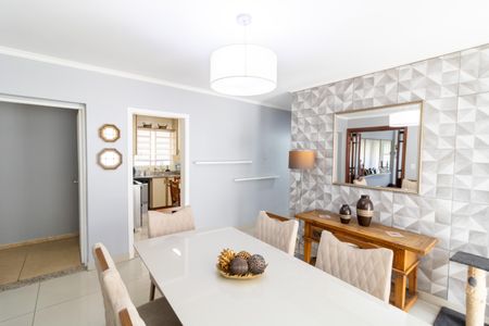 Casa à venda com 213m², 4 quartos e 5 vagas Casa à venda com 213m², 4 quartos e 5 vagasSala de Jantar