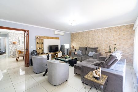 Casa à venda com 213m², 4 quartos e 5 vagas Casa à venda com 213m², 4 quartos e 5 vagasSala