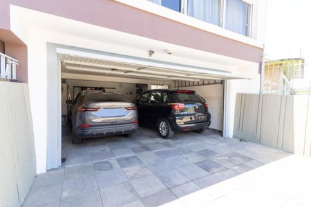 Casa à venda com 213m², 4 quartos e 5 vagas Casa à venda com 213m², 4 quartos e 5 vagasGaragem