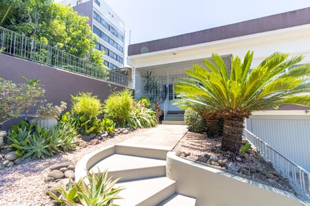 Casa à venda com 213m², 4 quartos e 5 vagas Casa à venda com 213m², 4 quartos e 5 vagasFachada