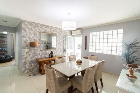 Casa à venda com 213m², 4 quartos e 5 vagas Casa à venda com 213m², 4 quartos e 5 vagasSala de Jantar