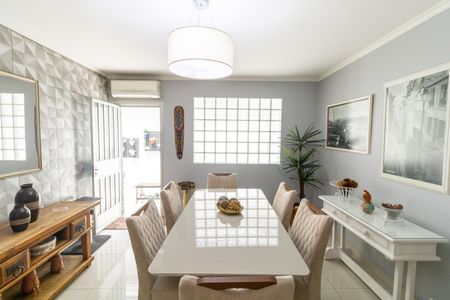 Casa à venda com 213m², 4 quartos e 5 vagas Casa à venda com 213m², 4 quartos e 5 vagasSala de Jantar