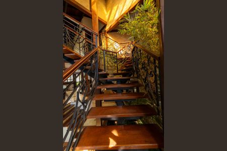 Casa de condomínio para alugar com 800m², 4 quartos e sem vagaEscada de acesso ao piso supperior