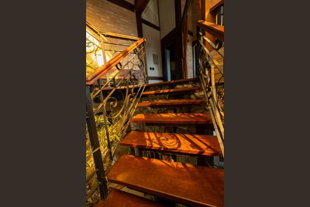 Casa de condomínio para alugar com 800m², 4 quartos e sem vagaEscada de acesso ao piso supperior