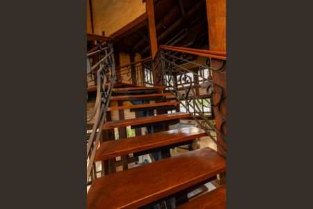 Casa de condomínio para alugar com 800m², 4 quartos e sem vagaEscada de acesso ao piso supperior