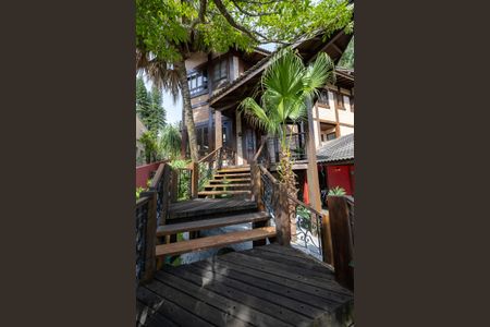 Casa de condomínio para alugar com 800m², 4 quartos e sem vagaEscada de acesso