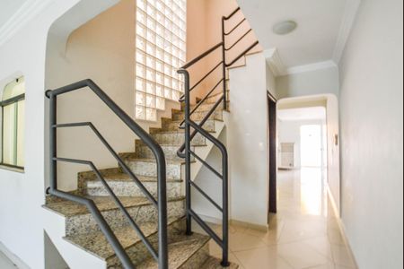 Casa à venda com 220m², 3 quartos e 4 vagasEscada