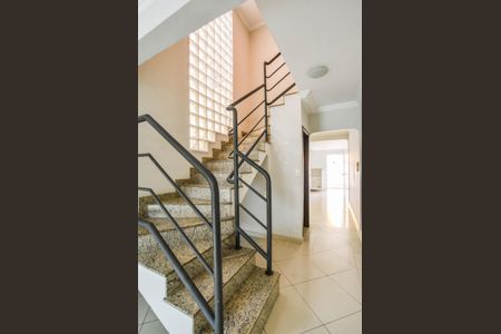 Casa à venda com 220m², 3 quartos e 4 vagasEscada