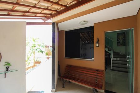 Casa de condomínio à venda com 140m², 3 quartos e 4 vagasVaranda de Entrada