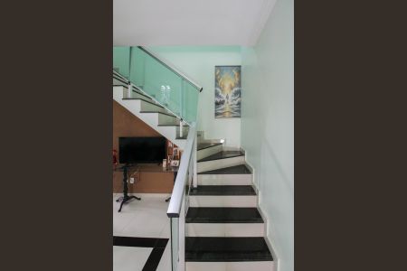 Casa de condomínio à venda com 140m², 3 quartos e 4 vagasEscada