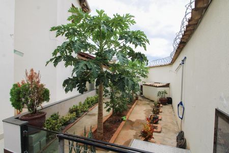 Casa de condomínio à venda com 140m², 3 quartos e 4 vagasQuintal