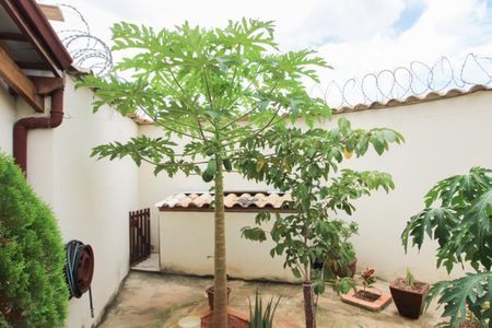 Casa de condomínio à venda com 140m², 3 quartos e 4 vagasQuintal