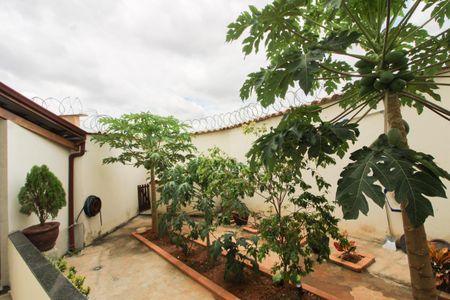 Casa de condomínio à venda com 140m², 3 quartos e 4 vagasQuintal