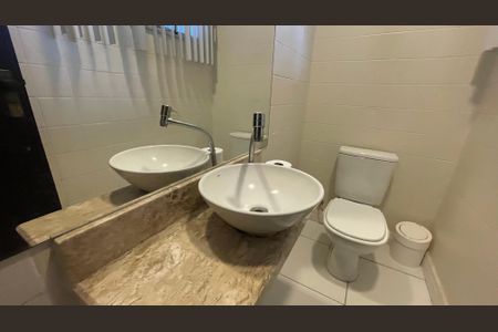 Casa à venda com 356m², 7 quartos e 2 vagas Casa à venda com 356m², 7 quartos e 2 vagasLavabo