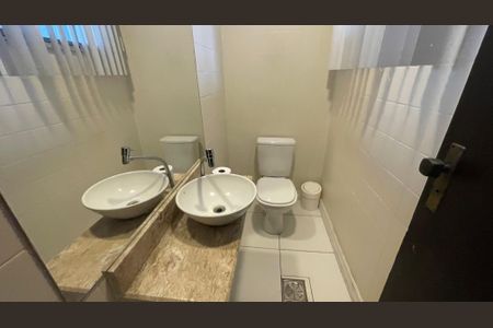 Casa à venda com 356m², 7 quartos e 2 vagas Casa à venda com 356m², 7 quartos e 2 vagasLavabo