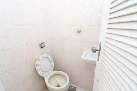 Casa para alugar com 300m², 4 quartos e 6 vagasBanheiro de serviço