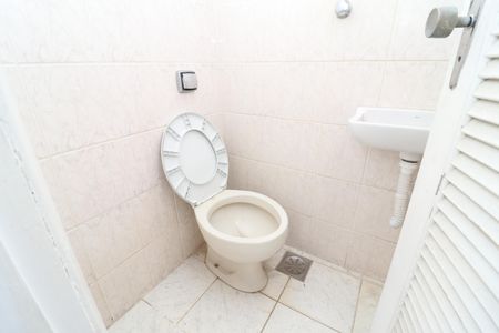 Casa para alugar com 300m², 4 quartos e 6 vagasBanheiro de serviço