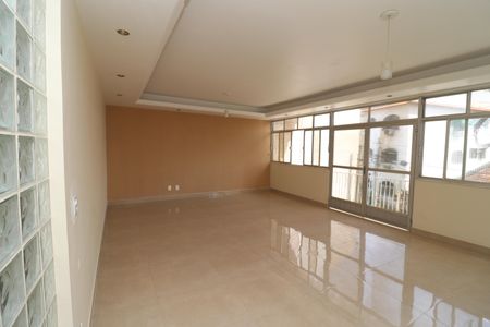 Casa para alugar com 300m², 4 quartos e 6 vagasSala